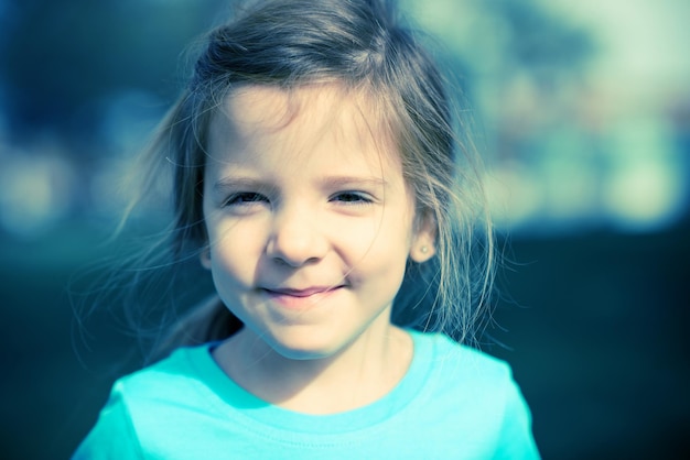 Le portrait d'un enfant heureux