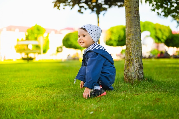 Portrait d'un enfant jouant sur la pelouse