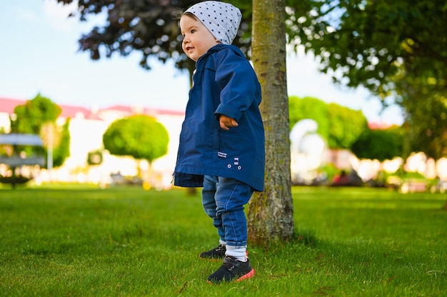 Portrait, enfant, jouer, rue, chapeau