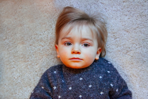 Portrait D'un Enfant Malade Aux Joues Rouges