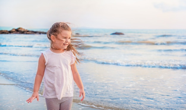 Portrait d'un enfant à la mer.