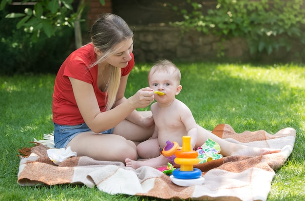 Portrait d'enfant mignon énergique avec la mère