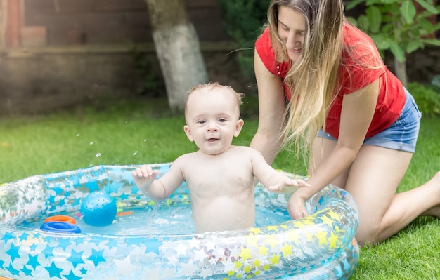 Portrait d'enfant mignon énergique avec la mère