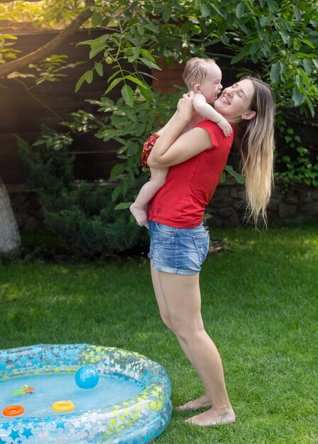 Portrait d'enfant mignon énergique avec la mère