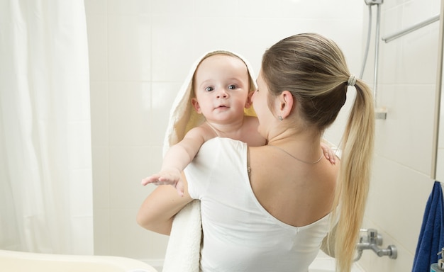 Portrait d'enfant mignon énergique avec la mère