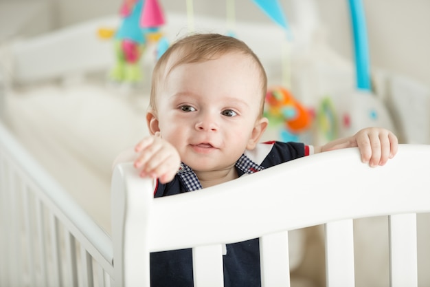 Portrait d'enfant mignon énergique