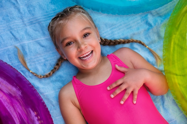 Photo portrait d'enfant à la piscine avec flotteur