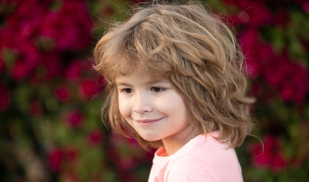 Portrait d'enfant en plein air. Enfant mignon avec un visage souriant.