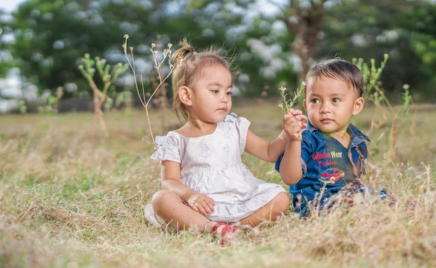 Portrait d'un enfant qui joue sur le fond du parc d'été