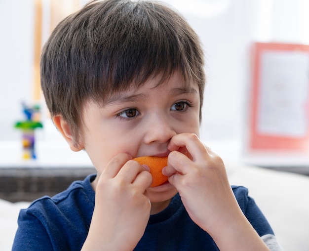 Portrait, de, enfant sain, manger, pamplemousse