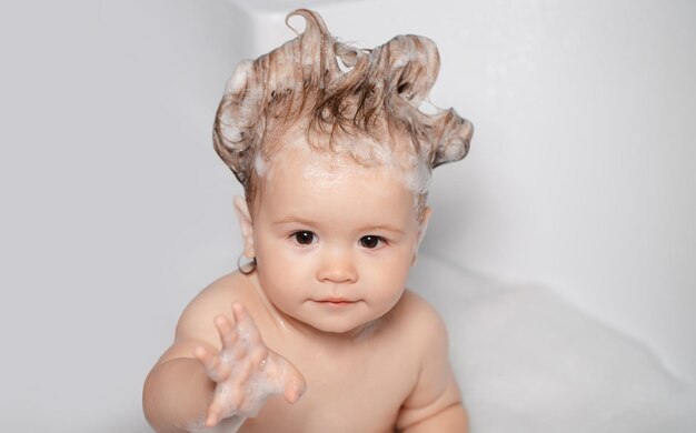 Portrait d'un enfant se baignant dans un bain avec de la mousse