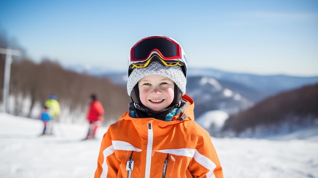 Portrait d'un enfant skieur dans un casque et des vêtements d'hiver sur le fond d'une pente de montagne couverte de neige