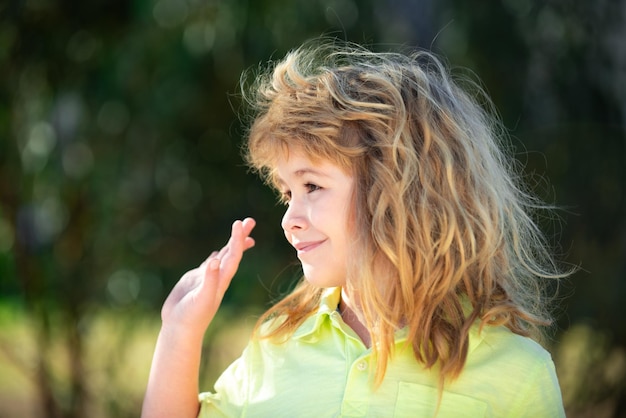 Portrait d'un enfant souriant Adorable petite fille garçon gros plan à l'extérieur en été