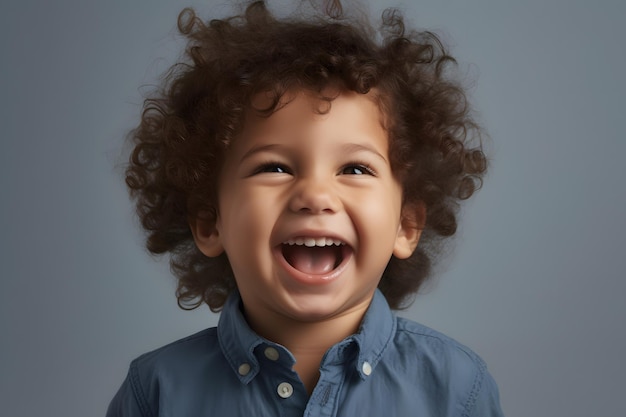 Portrait d'un enfant souriant sur un fond solide