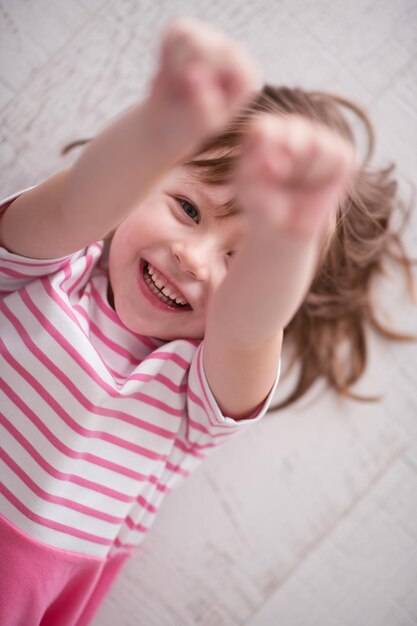 portrait d'un enfant souriant heureux à la maison tout en jouant