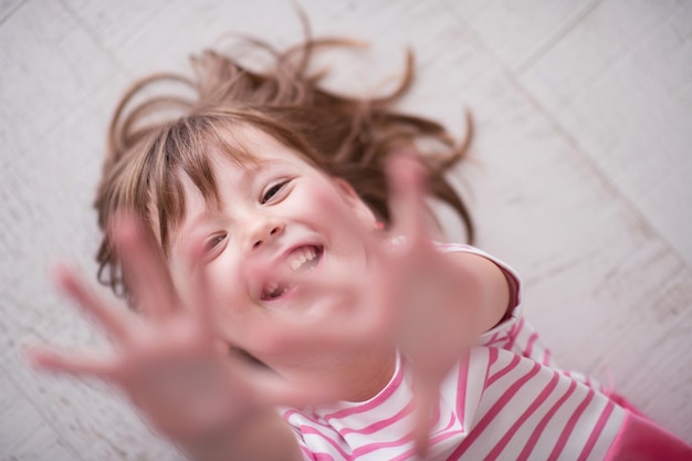 portrait d'un enfant souriant heureux à la maison tout en jouant