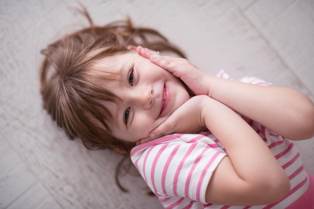 portrait d'un enfant souriant heureux à la maison tout en jouant