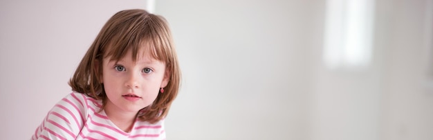 portrait d'un enfant souriant heureux à la maison tout en jouant