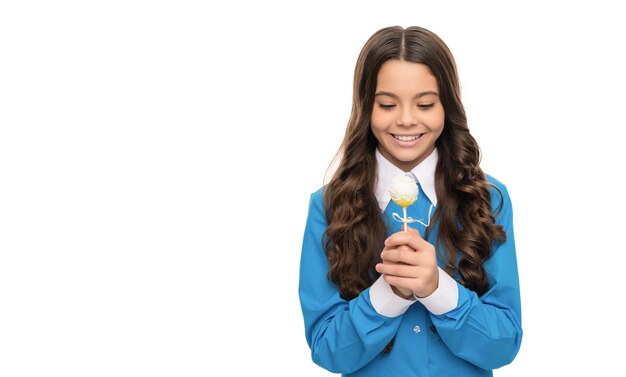 Portrait d'enfant souriant a de longs cheveux bouclés tenir chocolat sucré isolé sur blanc dent sucrée