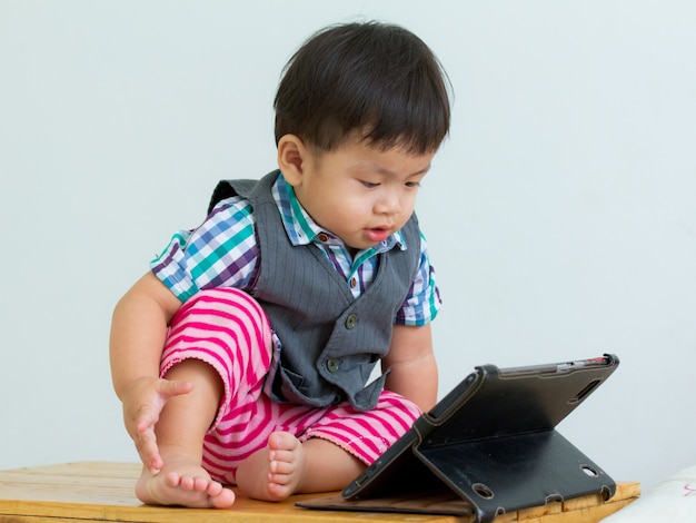 Portrait d&#39;enfant sur la table dans une tablette numérique