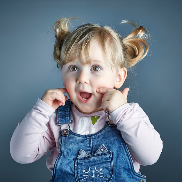 Portrait d&#39;enfant tourné en studio