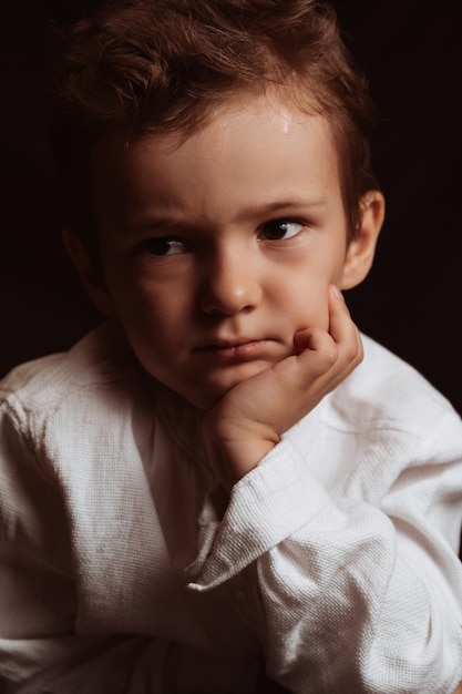 portrait d'un enfant triste et réfléchi un garçon d'âge préscolaire