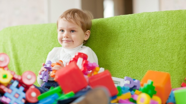 Portrait d&#39;un enfant de trois ans à la maison