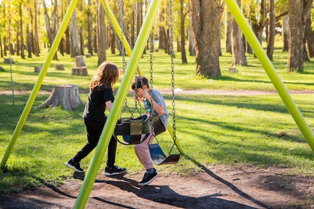 Photo portrait d'enfants dans une aire de jeux