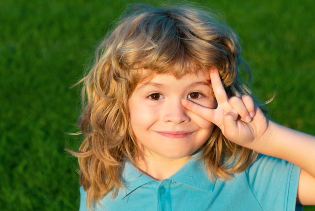 Portrait d'enfants drôles heureux à l'extérieur dans le parc d'été