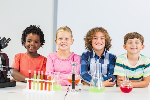 Portrait d'enfants faisant une expérience chimique en laboratoire