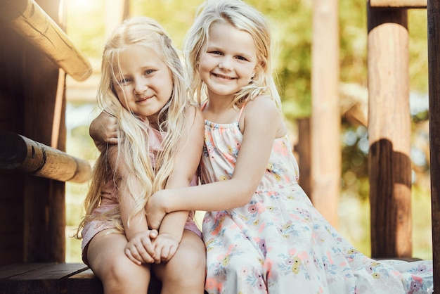 Portrait d'enfants et de frères et sœurs en plein air ensemble dans un parc pendant les vacances d'été