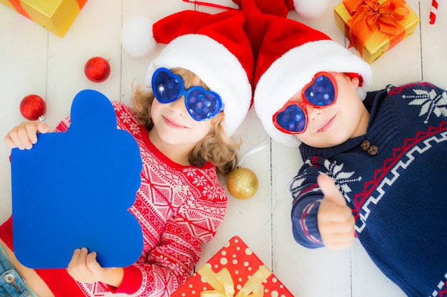 Portrait d'enfants heureux avec des décorations de Noël. Deux enfants s'amusant à la maison