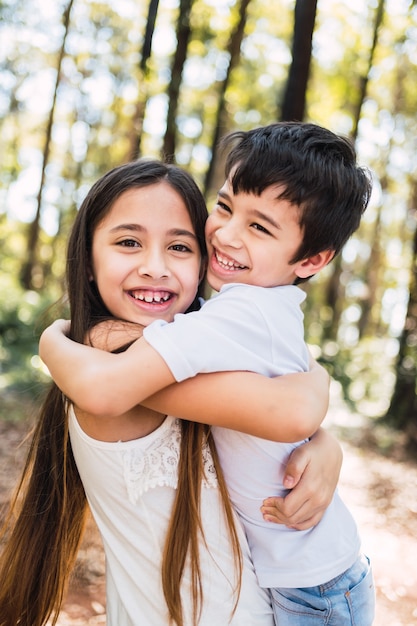 Portrait d'enfants heureux étreignant et souriant.