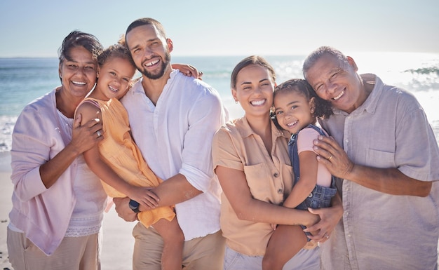 Portrait d'enfants heureux mère et père en vacances au bord de la mer avec des personnes âgées