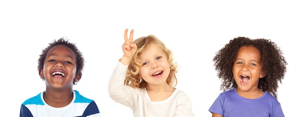 Portrait d'enfants isolés sur un fond blanc