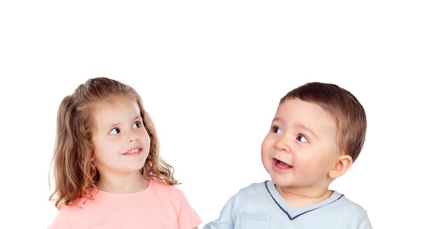 Portrait d'enfants isolés sur fond blanc