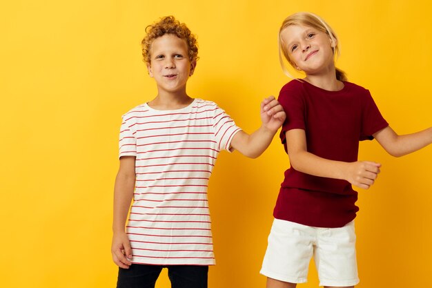 Portrait d'enfants mignons câlins mode enfance divertissement fond isolé