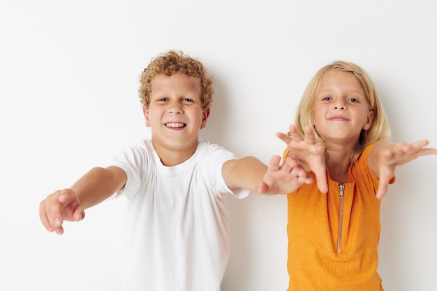 Portrait d'enfants mignons gestes de la main amusant mode de vie de l'enfance inchangé