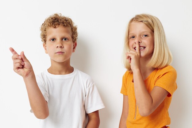 Portrait d'enfants mignons gestes de la main amusant mode de vie de l'enfance inchangé