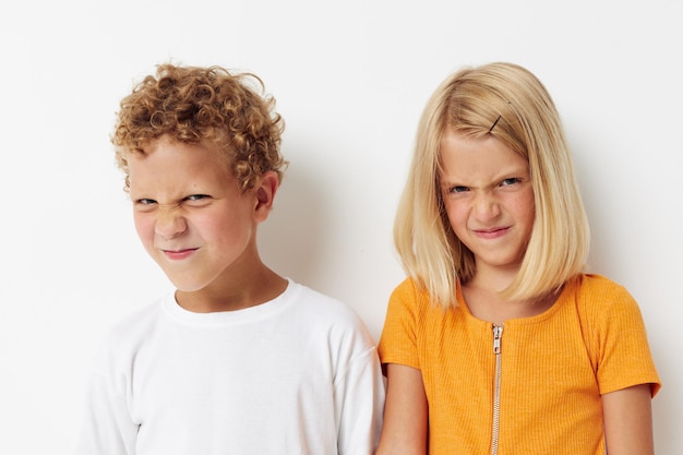 Portrait d'enfants mignons vêtements décontractés posant des émotions studio fond isolé inchangé