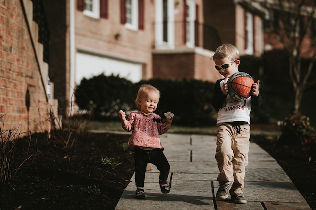 Portrait d'enfants qui marchent sur un sentier