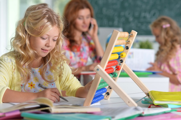 Portrait d'un enseignant avec deux filles à la leçon