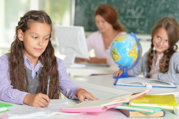 Portrait d'un enseignant avec deux filles à la leçon