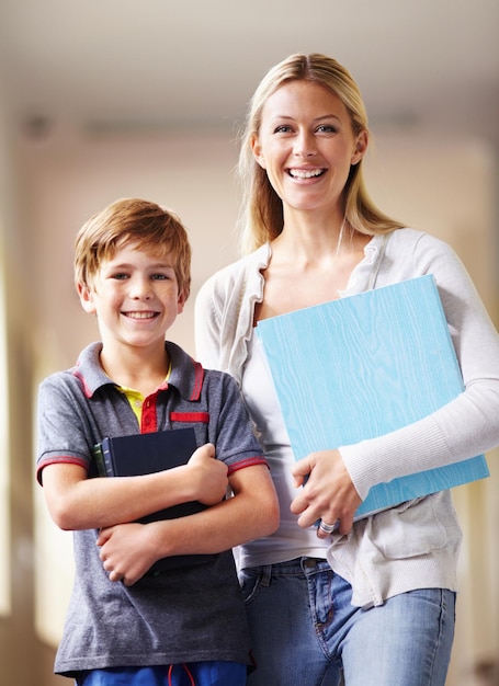 Portrait enseignant et garçon marchant dans le couloir et livres avec connaissances et bonheur en éducation Faire face à une personne de sexe féminin et à un élève avec un éducateur enfant de sexe masculin et enfant dans un couloir du hall et apprendre