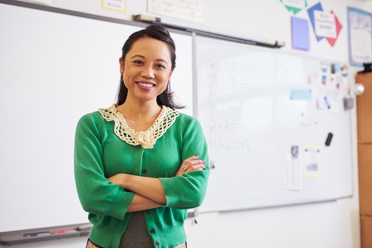 Photo portrait d'une enseignante asiatique confiante en classe