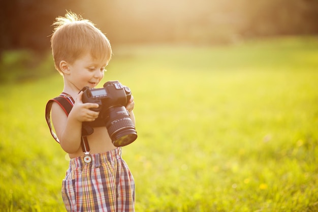 Portrait ensoleillé d'enfant avec caméra