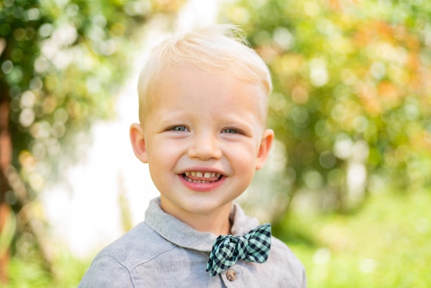 Portrait ensoleillé de petit garçon Printemps enfant souriant Enfance heureuse