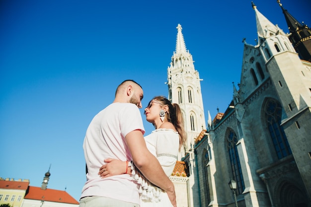 Portrait ensoleillé romantique du couple sensuel amoureux tendrement à Budapest