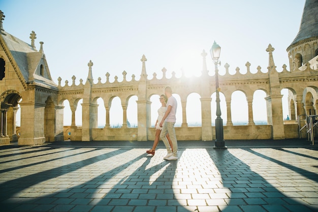 Portrait ensoleillé romantique du couple sensuel amoureux tendrement à Budapest