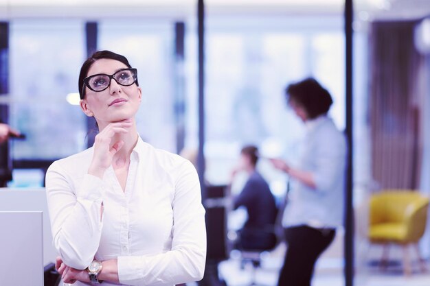 Portrait de l&#39;entrepreneur de femme d&#39;affaires réussie au bureau de démarrage occupé